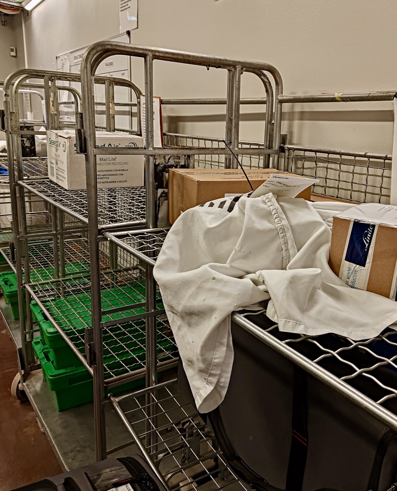 Godsmottagningen med rullburar fulla av paket och lådor som väntar på att lämnas ut